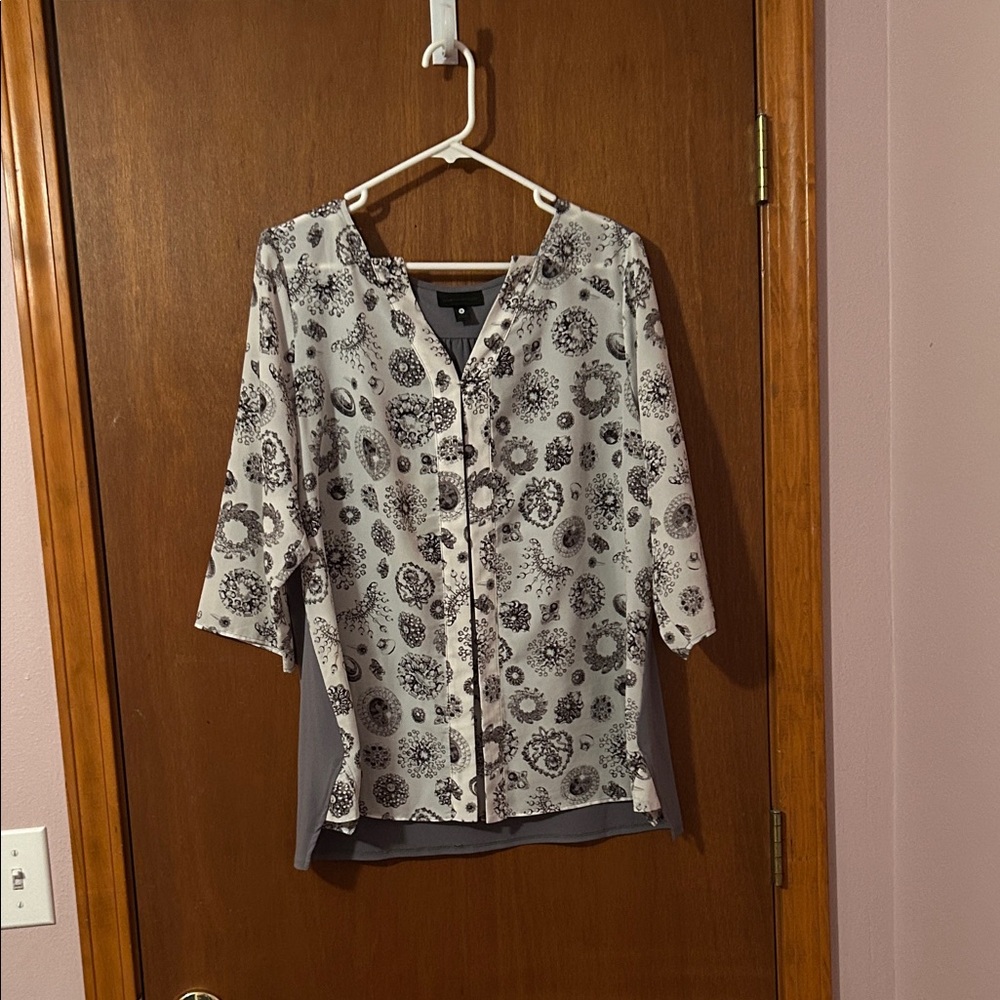 Worthington Gray and White Patterned Blouse